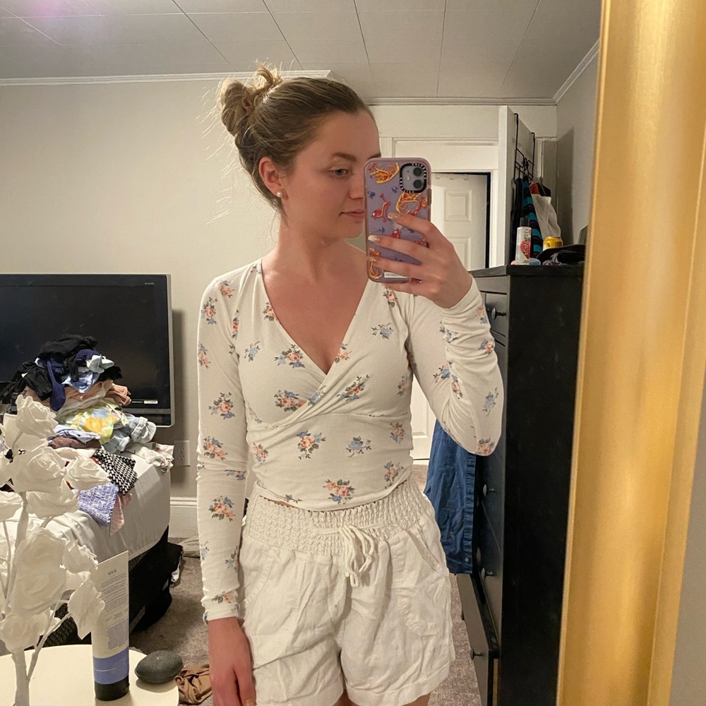 Size Small Hollister Floral Long Sleeve Crop